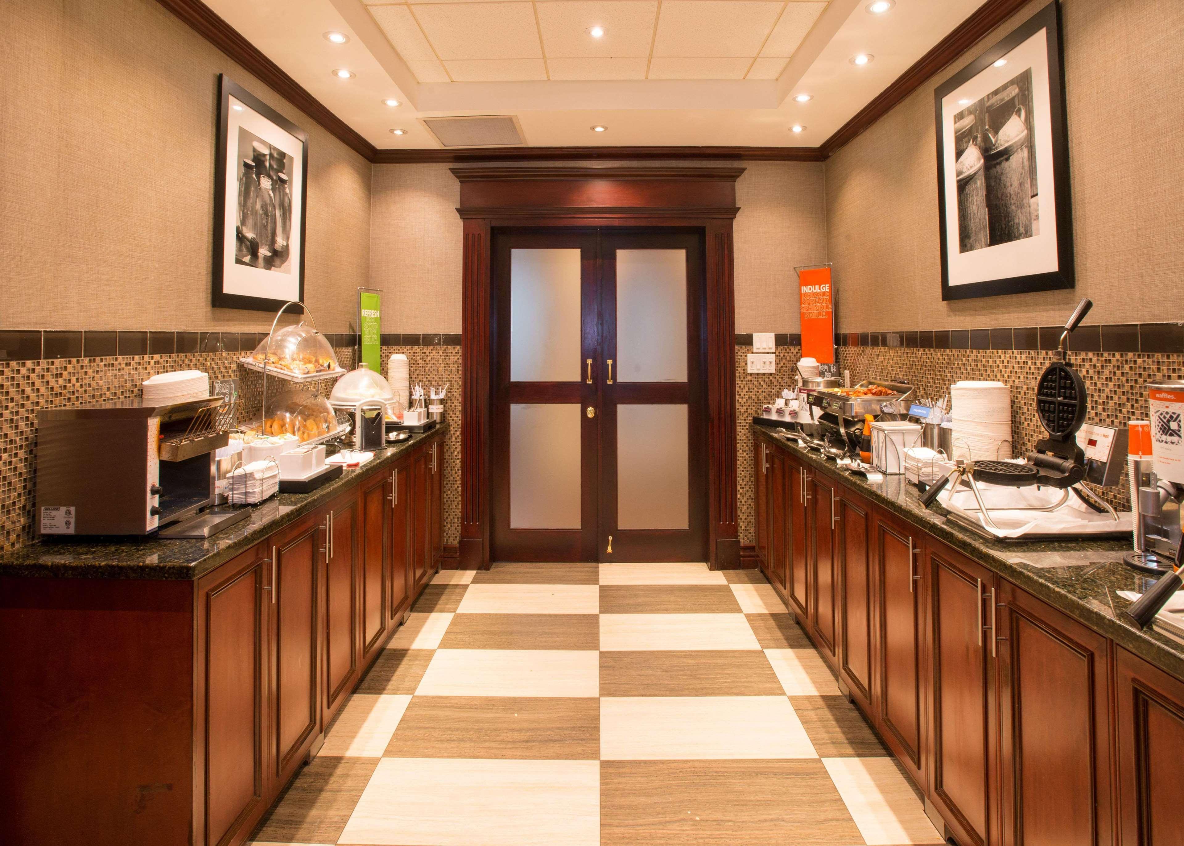 Hampton Inn Toronto-Mississauga West ภายนอก รูปภาพ