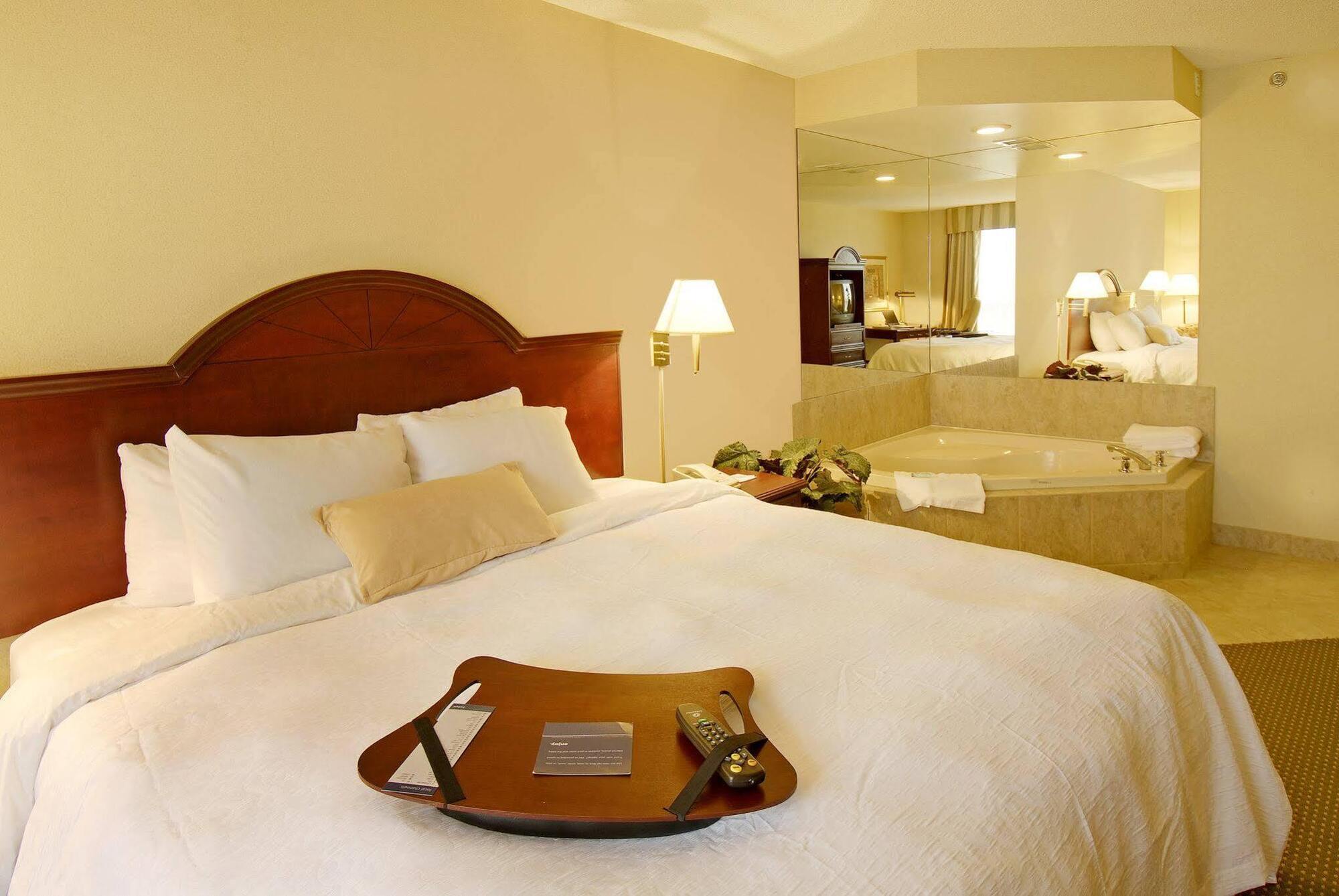 Hampton Inn Toronto-Mississauga West ภายนอก รูปภาพ